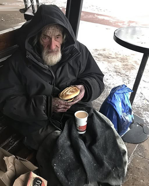 I Helped an Elderly Homeless Man with Amnesia – Days Later, He Returned to My House with a Woman and Two Kids