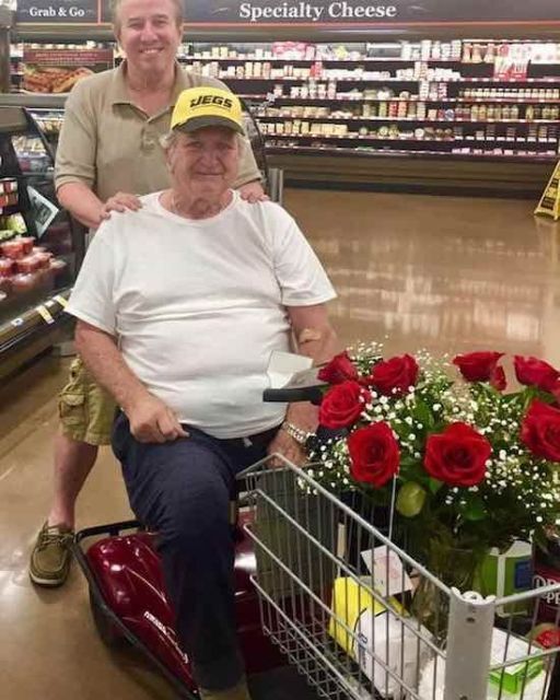 He Buys Her The Same Roses Every Week – Even Though She Doesn’t Remember Why