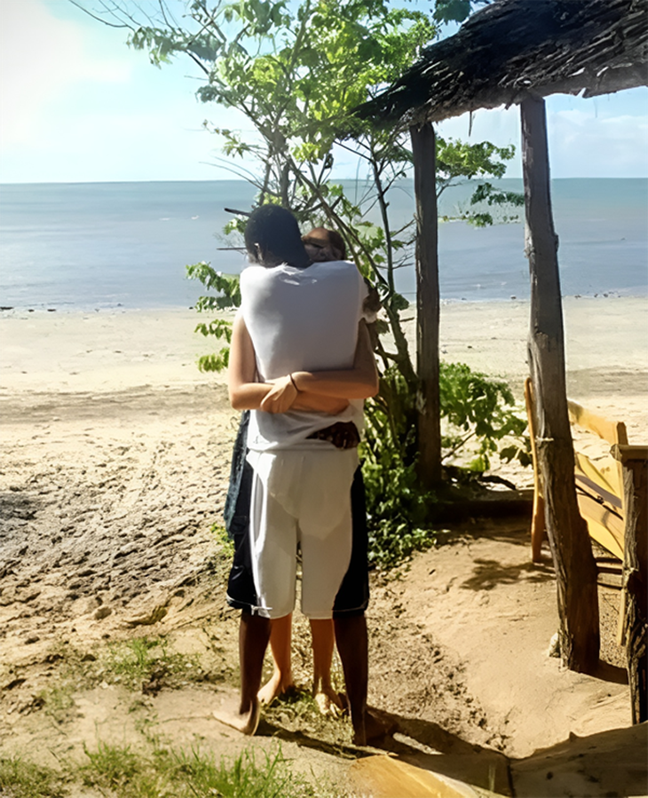 Test your eyesight: What pants is the guy wearing?