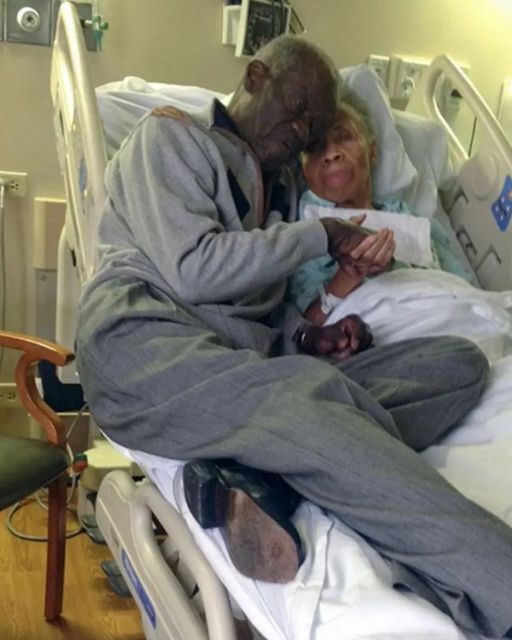 THIS PICTURE CAPTURED A LOVE THAT REFUSES TO QUIT — EVEN IN A HOSPITAL ROOM AT MIDNIGHT